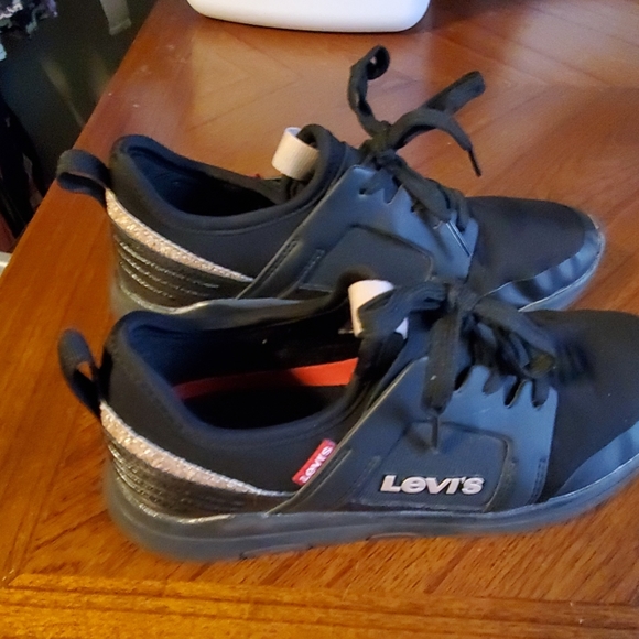 Black and gold Levi's shoes - Picture 2 of 4